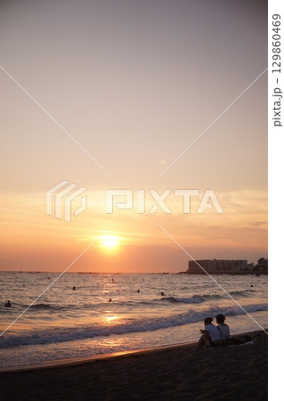 逗子 海岸 ビーチ 夕陽 エモい 逗子 海岸 ビーチ 夕陽 エモい 129860469