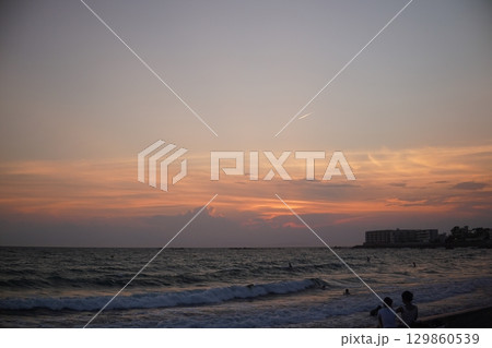 逗子 海岸 ビーチ 夕陽 エモい 129860539