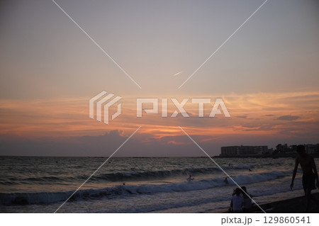 逗子 海岸 ビーチ 夕陽 エモい 129860541