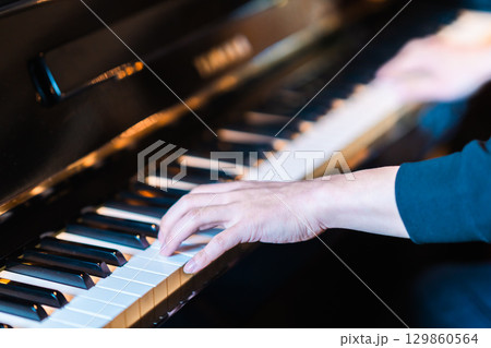 ピアノを弾く男性　顔無し 129860564