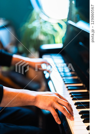 ピアノを弾く男性　顔無し 129860567