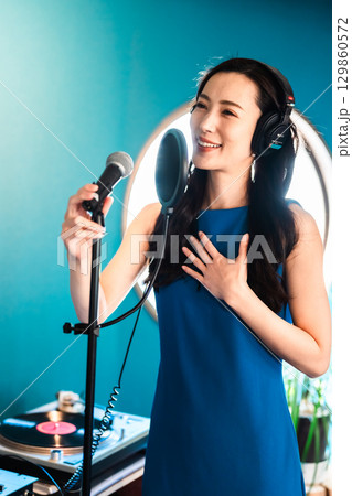 ボイストレーニングをする若い女性 129860572