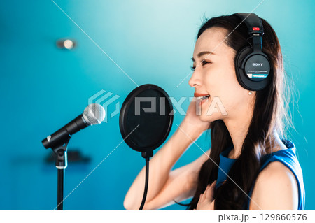 ボイストレーニングをする若い女性 ボイストレーニングをする若い女性 129860576