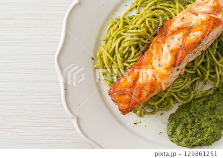 Spaghetti pesto with grilled salmon 129861251