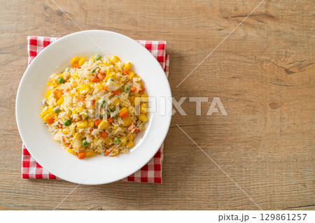 fried rice with mixed vegetable (carrot, green bean peas, corn) and egg 129861257