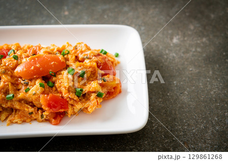 Stir-fried tomatoes with egg or Scrambled eggs with tomatoes 129861268