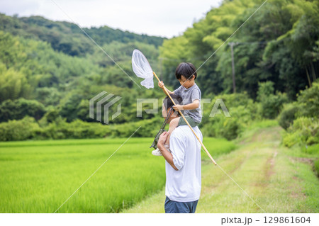 肩車　夏休み田舎　父と息子 129861604