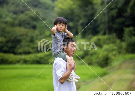 肩車　夏休み田舎　父と息子 129861607