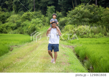 肩車 夏休み田舎 父と息子 肩車 夏休み田舎 父と息子 129861608
