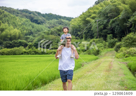 肩車　夏休み田舎　父と息子 129861609