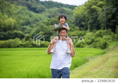 肩車　夏休み田舎　父と息子 129861610