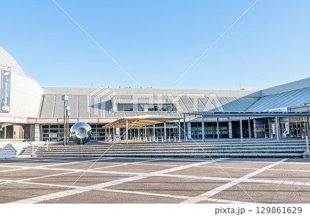 茨城県つくば市　晴天のつくばエキスポセンター 129861629