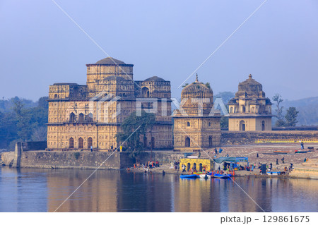 ベトワ川河畔のヴィル・シン・デオ・キ・チャトリ 129861675