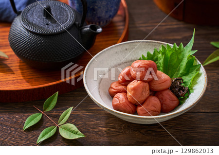 梅干しの小鉢｜和食の定番漬物・保存食 129862013