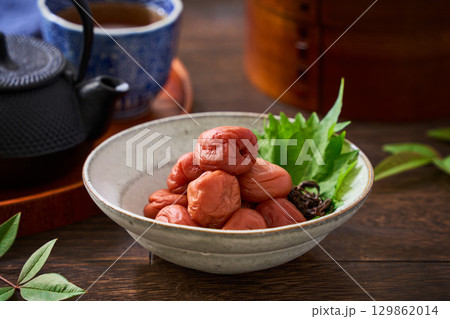 梅干しの小鉢｜和食の定番漬物・保存食 129862014