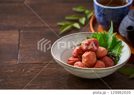 梅干しの小鉢|和食の定番漬物・保存食 梅干しの小鉢|和食の定番漬物・保存食 129862020