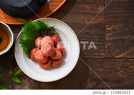 梅干しの小鉢｜和食の定番漬物・保存食 129862021