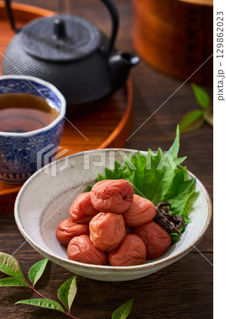 梅干しの小鉢｜和食の定番漬物・保存食 129862023