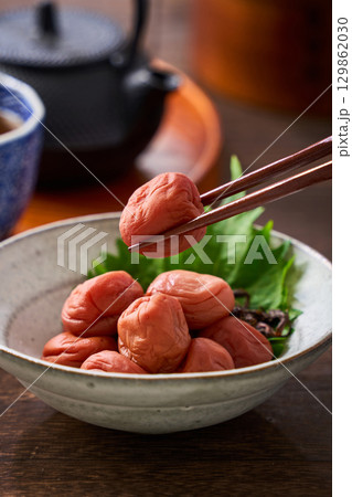梅干しの小鉢|和食の定番漬物・保存食 梅干しの小鉢|和食の定番漬物・保存食 129862030