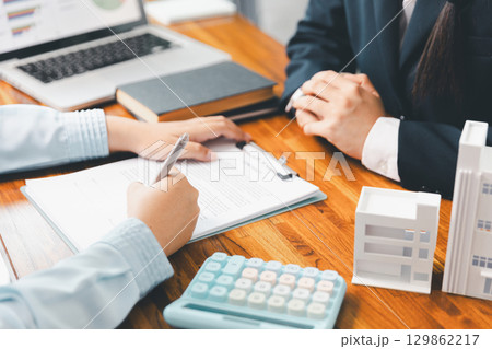 Real estate agent delivering sample home to customer, mortgage loan contract. Contract for hire purchase sale of house. home insurance contract, home mortgage loan concept. real estate, customer 129862217