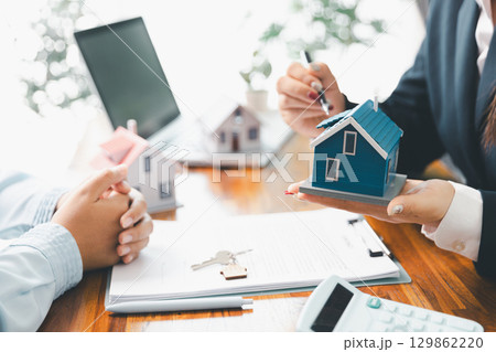 Real estate agent delivering sample home to customer, mortgage loan contract. Contract for hire purchase sale of house. home insurance contract, home mortgage loan concept. real estate, customer 129862220