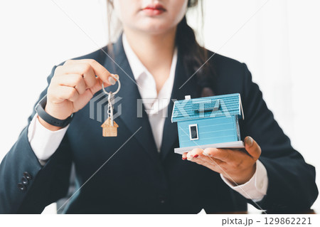 Real estate agents bid home in project to explain in detail to clients. Explain and present information about home and mortgage purchases. real estate trading concept. Real estate trading, buy, sell Real estate agents bid home in project to explain in detail to clients. Explain and present information about home and mortgage purchases. real estate trading concept. Real estate trading, buy, sell 129862221