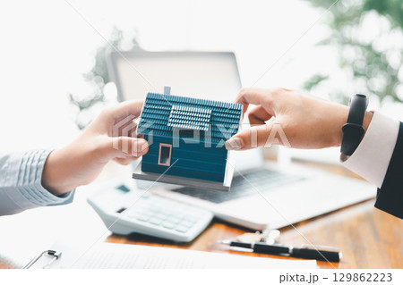 Real estate agents bid home in project to explain in detail to clients. Explain and present information about home and mortgage purchases. real estate trading concept. Real estate trading, buy, sell 129862223