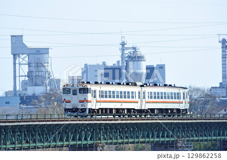 参宮線 山田上口-宮川 JR東海 キハ40系 キハ40-6604+キハ48-5502(美濃太田) 参宮線 山田上口-宮川 JR東海 キハ40系 キハ40-6604+キハ48-5502(美濃太田) 129862258