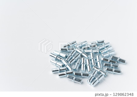白背景に鉄製の棚受けダボ 129862348