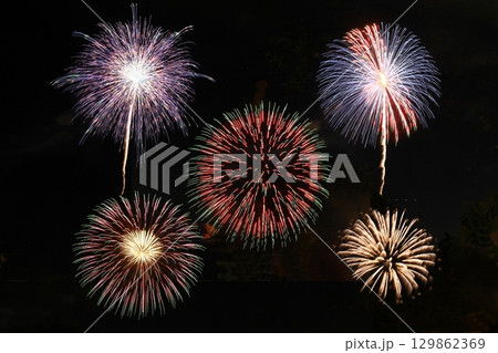 夏の夜空を彩る風物詩 129862369