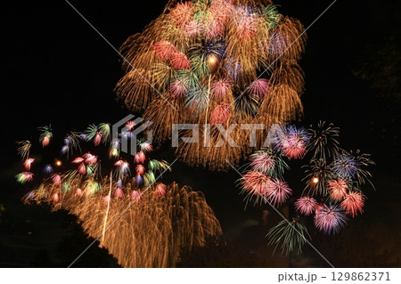 夏の夜空を彩る風物詩 夏の夜空を彩る風物詩 129862371