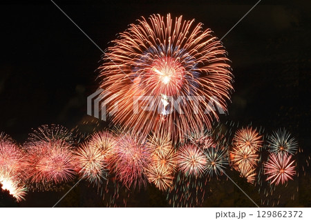 夏の夜空を彩る風物詩 夏の夜空を彩る風物詩 129862372