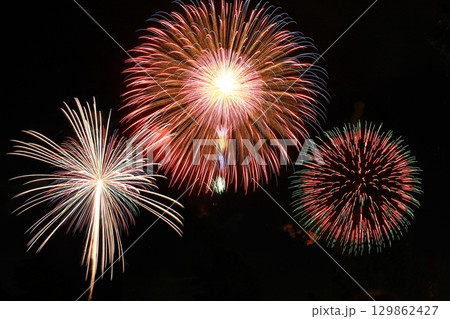 夏の夜空を彩る風物詩 129862427