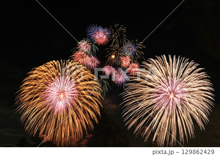 夏の夜空を彩る風物詩 夏の夜空を彩る風物詩 129862429