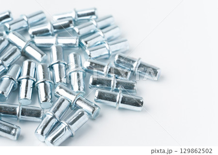 鉄製の棚受けダボのクローズアップ 129862502