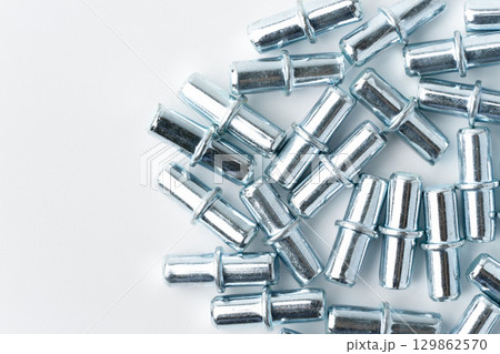 鉄製の棚受けダボのクローズアップ 129862570