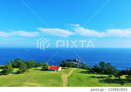 和歌山県　青空の潮岬 129862601