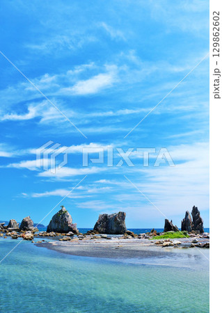 和歌山県　青空と海の串本橋杭岩 129862602