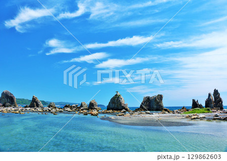 和歌山県　青空と海の串本橋杭岩 129862603