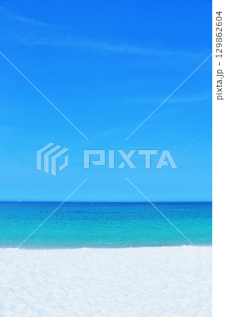 和歌山県　青空と青い海の南紀白浜 129862604