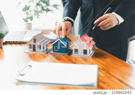 Real estate agents bid home in project to explain in detail to clients. Explain and present information about home and mortgage purchases. real estate trading concept. Real estate trading, buy, sell Real estate agents bid home in project to explain in detail to clients. Explain and present information about home and mortgage purchases. real estate trading concept. Real estate trading, buy, sell 129862643