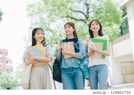 キャンパスを歩く3人の大学生 129862750