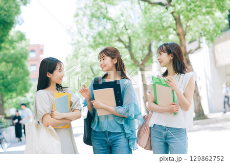 キャンパスを歩く3人の大学生 129862752