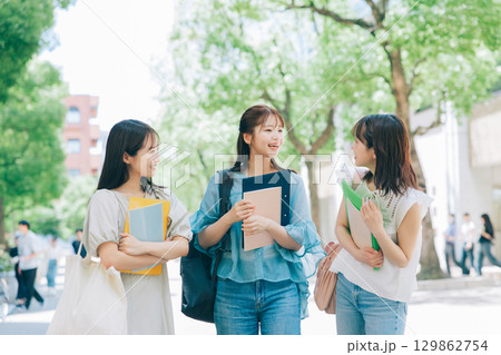 キャンパスを歩く3人の大学生 129862754