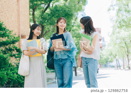 キャンパスを歩く3人の大学生 キャンパスを歩く3人の大学生 129862758