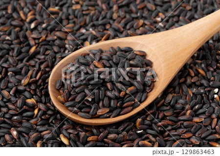 スプーンに載せた黒米のクローズアップ 129863463