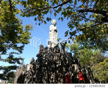 伊豆パノラマパーク山頂の百体地蔵尊 129863692