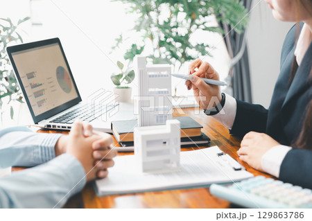 Real estate agents bid home in project to explain in detail to clients. Explain and present information about home and mortgage purchases. real estate trading concept. Real estate trading, buy, sell Real estate agents bid home in project to explain in detail to clients. Explain and present information about home and mortgage purchases. real estate trading concept. Real estate trading, buy, sell 129863786