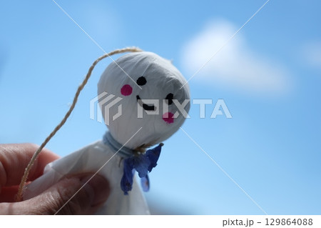 手作りてるてる坊主と空 129864088