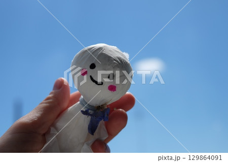 手作りてるてる坊主と空 129864091